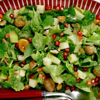 Πράσινη σαλάτα, με μυρωδικά, κάστανα και ρόδι