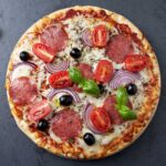 Εύκολη πίτσα με λουκάνικο, ντοματίνια και βασιλικό
