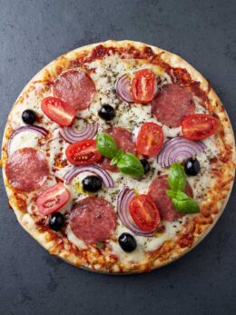 Εύκολη πίτσα με λουκάνικο, ντοματίνια και βασιλικό