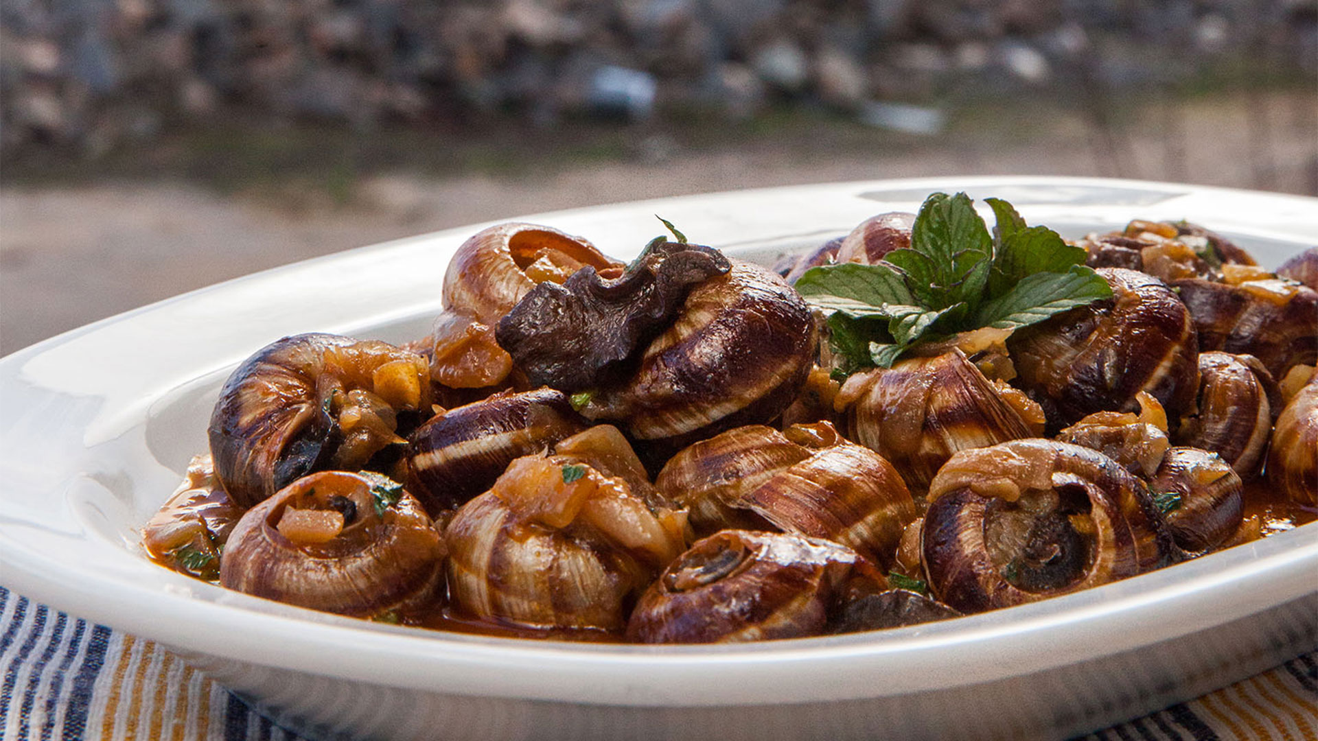 Συνταγή: Σαλιγκάρια κρεμμυδάτα (σαν στιφάδο) με δυόσμο - Gastronomos.gr