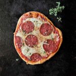 Πίτσα με πεκορίνο Αμφιλοχίας και λευκαδίτικο σαλάμι