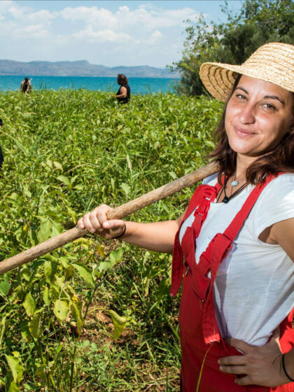 Η βιοκαλλιεργήτρια Δήμητρα Τσακίρη καλλιεργεί με δικούς της σπόρους