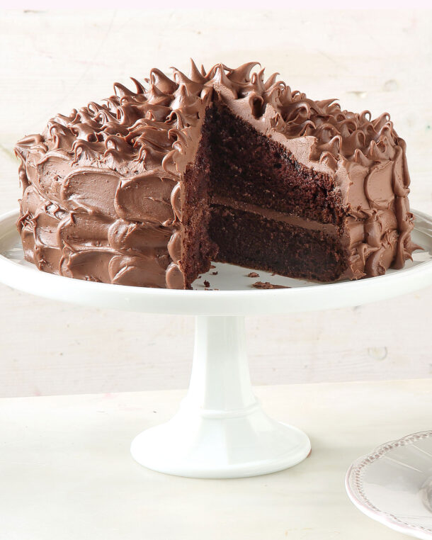 Devil’s Food Cake (πλούσιο κέικ σοκολάτας) με επικάλυψη σοκολάτας γάλακτος