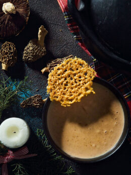 Σούπα «καπουτσίνο» από άγρια μανιτάρια με μπισκότο παρμεζάνας