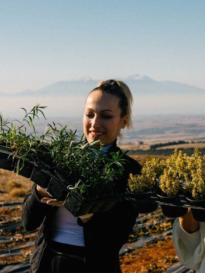 Inoni Greek Herbs: Δυο κορίτσια της πόλης ξέρουν από μυρωδικά