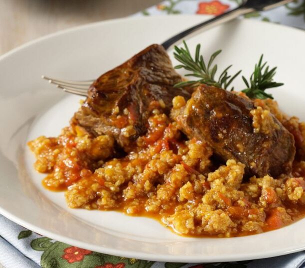 Μοσχάρι μαγειρευτό με ξινό τραχανά | ΣΥΝΤΑΓΗ | Gastronomos.gr