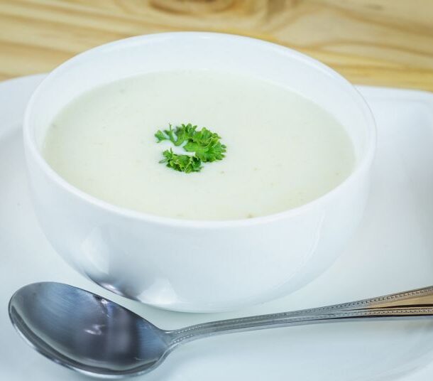 Κρεμώδης σούπα με γλυκοπατάτες, πράσα και θυμάρι