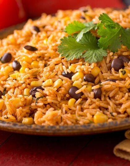 Μεξικάνικο ρύζι με μαύρα φασόλια και καλαμπόκι