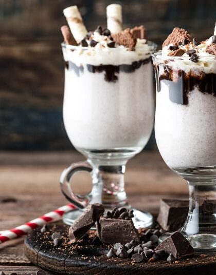 Milkshake με παγωτό βανίλια, τριμμένο μπισκότο, σιρόπι και κουβερτούρα σοκολάτας
