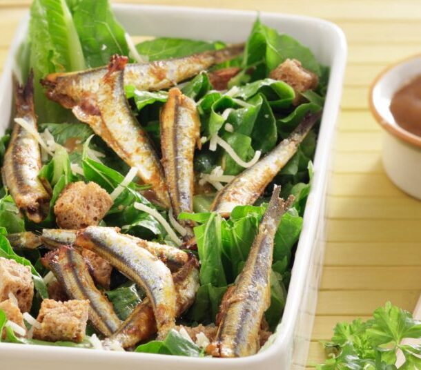 Caesar salad µε τραγανές σαρδέλες στο φούρνο χωρίς λάδι