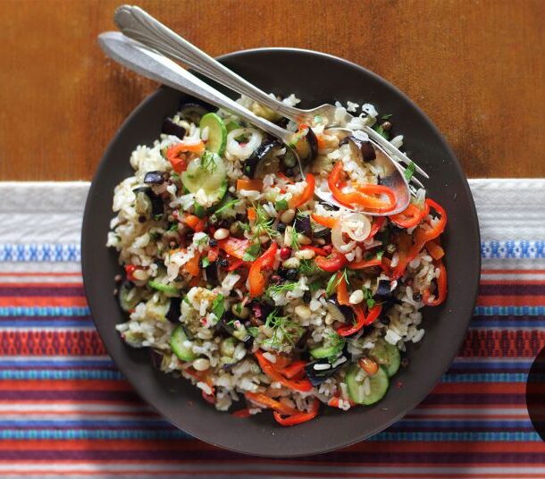 Σαλάτα με καστανό ρύζι και λαχανικά
