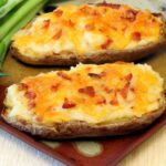 Πατάτες γεμιστές με τυρί και μπέικον