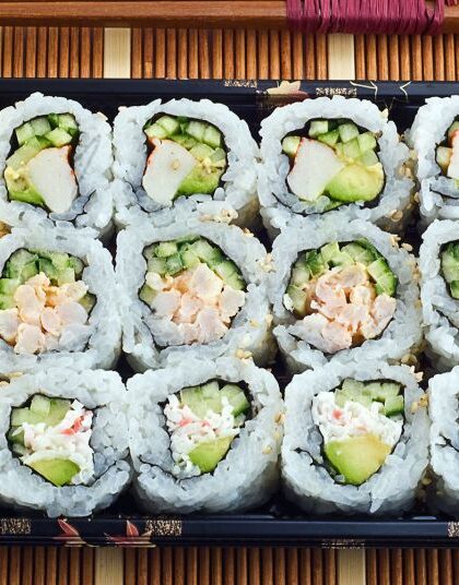 Sushi rolls με αβοκάντο, καβούρι και ρύζι