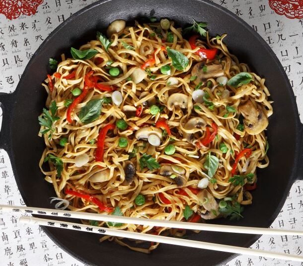 Κινεζικά μακαρόνια (lo mein) με λαχανικά