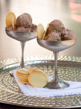 Εύκολο σοκολατένιο παγωτό με μπισκότα «γλώσσες»