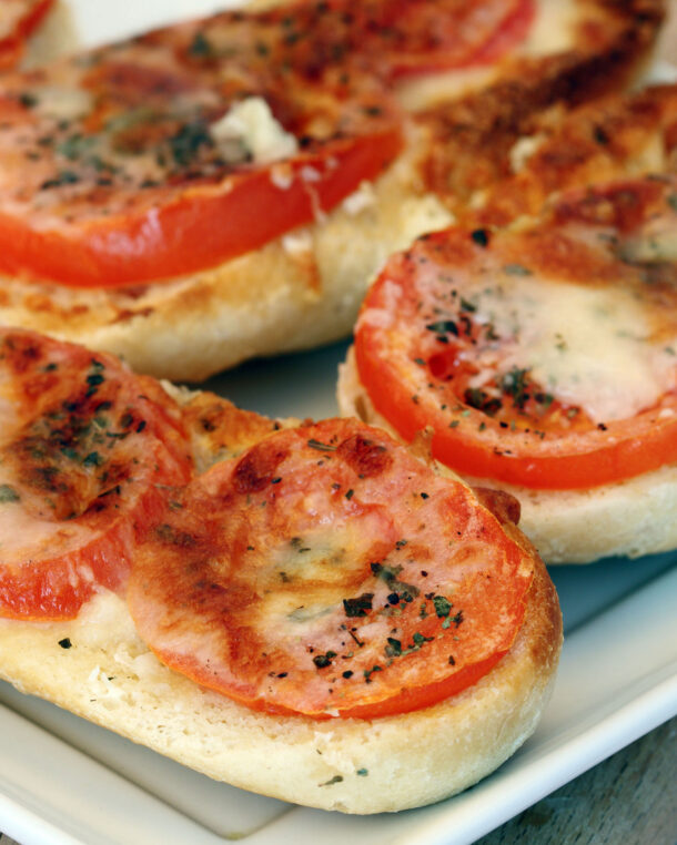 Ντομάτες ψητές με κατσικίσιο τυρί και φρέσκο κρεμμυδάκι