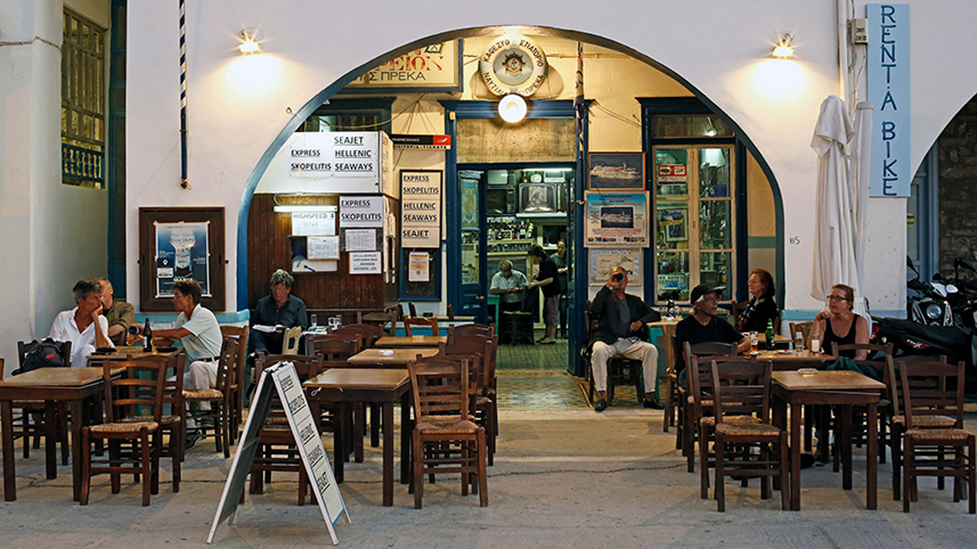 Ο Πρέκας στην Αμοργό, καφενείο και πρακτορείο εισιτηρίων μαζί