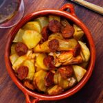 Φουρνιστές πατάτες με πιπεριές Φλωρίνης και χωριάτικο λουκάνικο