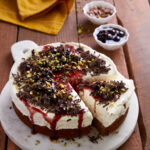 Cheesecake με βάση απο καρυδόπιτα, βύσσινα και φυστίκια Αιγίνης
