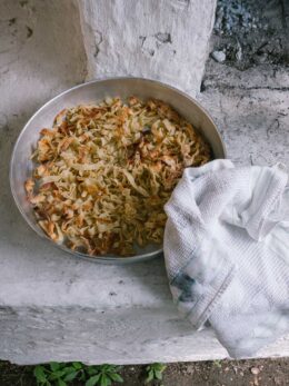Μαντί του φτωχού (σπιτικές χυλοπίτες στον φούρνο με σάλτσα από φασολάδα)
