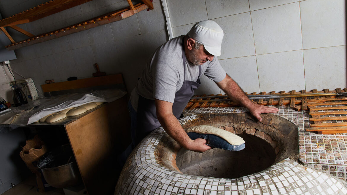 Στους γεωργιανούς φούρνους της Αθήνας δοκιμάζουμε λαβάς και χατσαπούρι