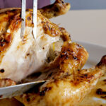Κοτόπουλο στον φούρνο: Μαρινάρισμα σε «άρμη» και ψήσιμο στη σχάρα