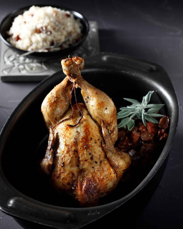 Κοτόπουλο γεμιστό με συκωτάκια, λουκάνικα, κάστανα και ρόδι