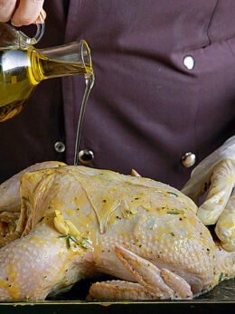 Κοτόπουλο στον φούρνο: Γιατί να αλείψουμε κάτω από το δέρμα