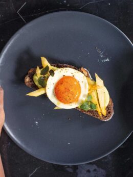 Μελάτα αυγά με κρέμα αβοκάντο και σπαράγγια, σε φέτες χαρουπόψωμου