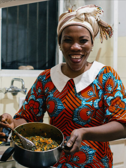Στις κουζίνες δύο Αφρικανών γυναικών της Αθήνας