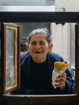 Η κυρά-Πίτσα φτιάχνει σουβλάκια στο πλυσταριό της 45 χρόνια