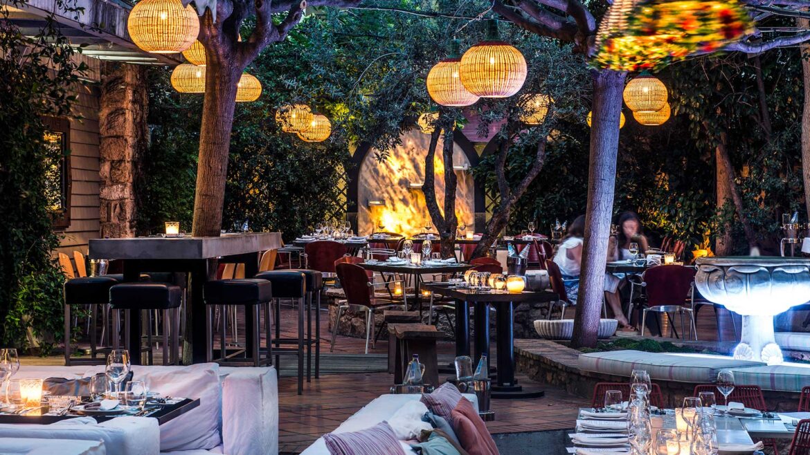 Balthazar: το μπαρ-εστιατόριο με τον πιο καλοκαιρινό κήπο της Αθήνας