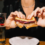 Τρώμε στις μπάρες: Το bar food της Αθήνας είναι στα πάνω του