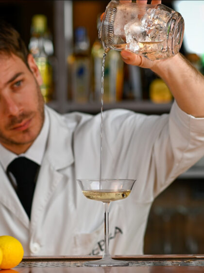 Dry Martini: Το πιο κομψό απ’ όλα τα κοκτέιλ είναι ξανά μόδα