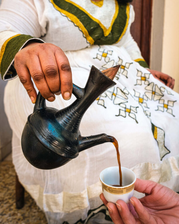 Η Senait έψησε αιθιοπικό καφέ και μας διηγήθηκε τη ζωή της
