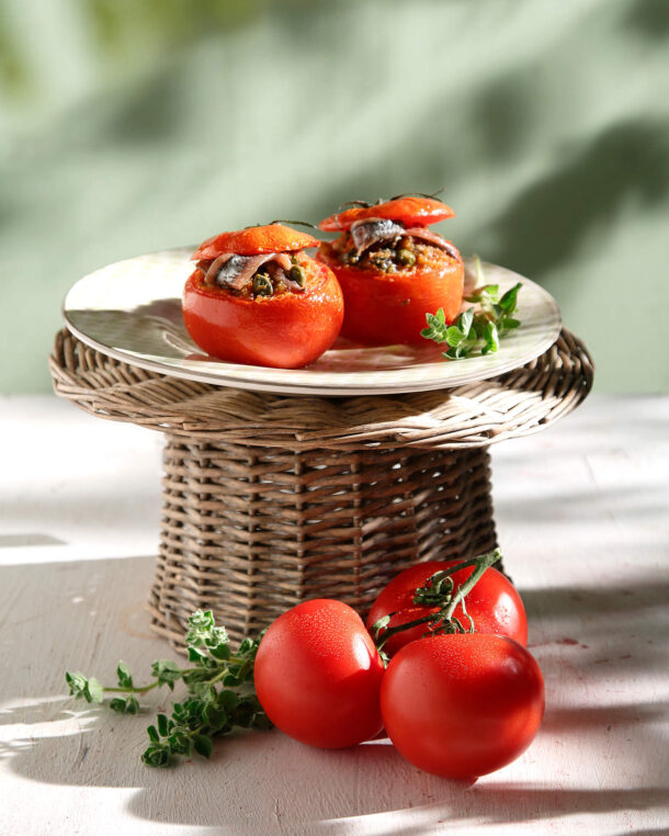 Ιταλικές ντομάτες γεμιστές με αντζούγιες, κάππαρη και ρίγανη