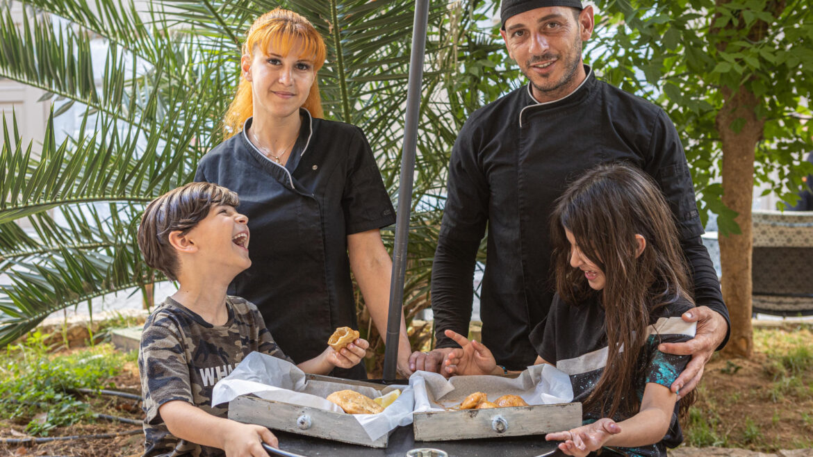 Η τραβηχτή πίτα της Μάνης στον Πειραιά είναι το street food που αγαπάμε