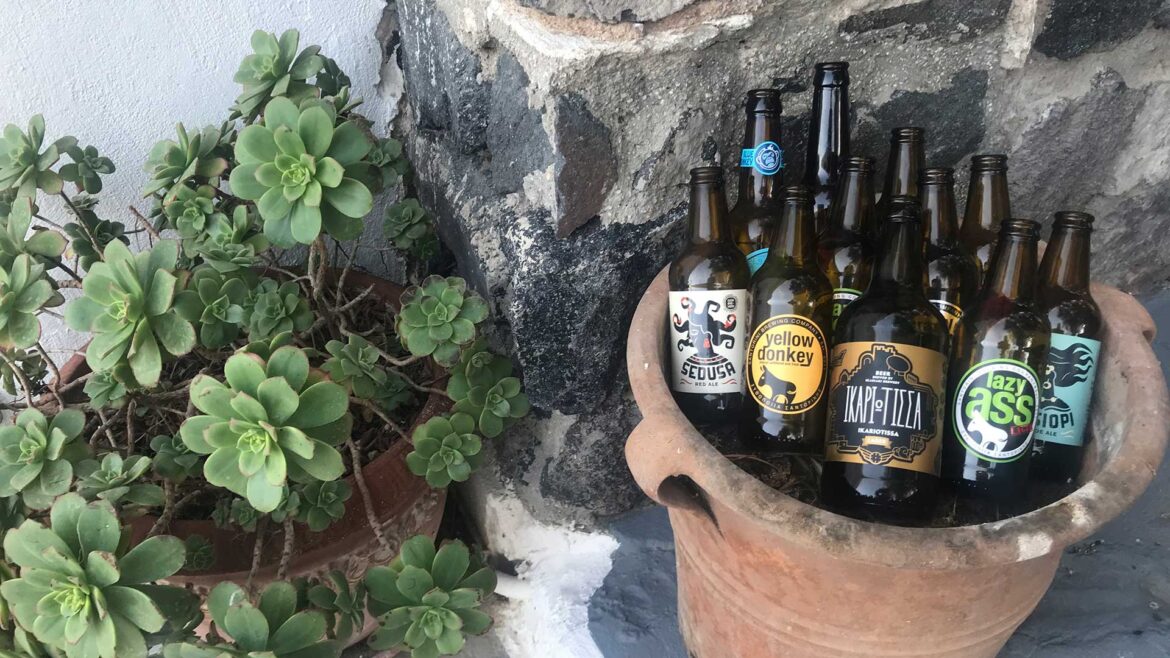 30 μπίρες από όλο το Αιγαίο μαζεύτηκαν σε μια αυλή στη Σαντορίνη