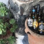 30 μπίρες από όλο το Αιγαίο μαζεύτηκαν σε μια αυλή στη Σαντορίνη
