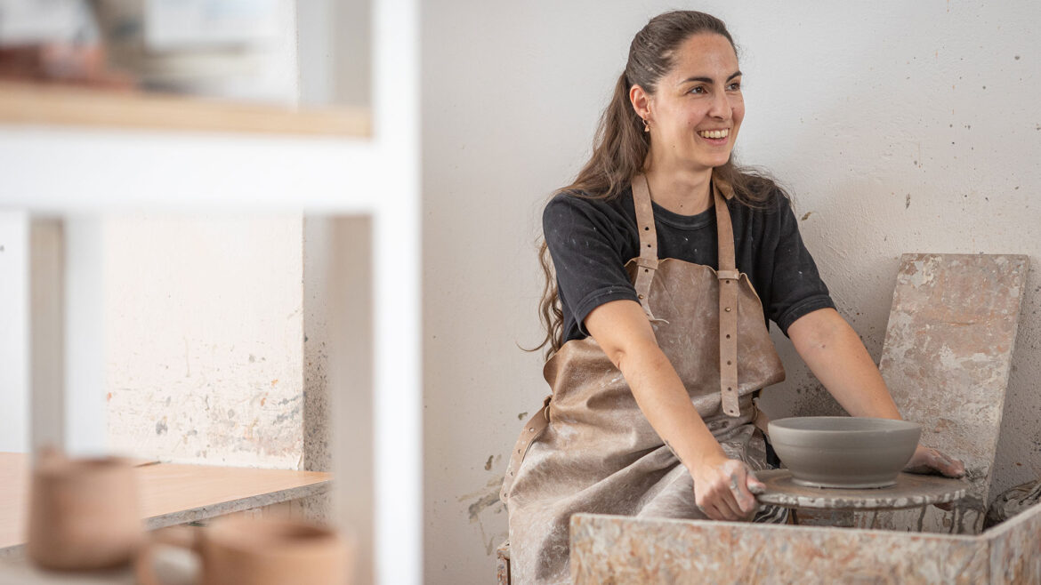 Η κεραμίστρια που φτιάχνει σκεύη για τα καλύτερα εστιατόρια της Αθήνας
