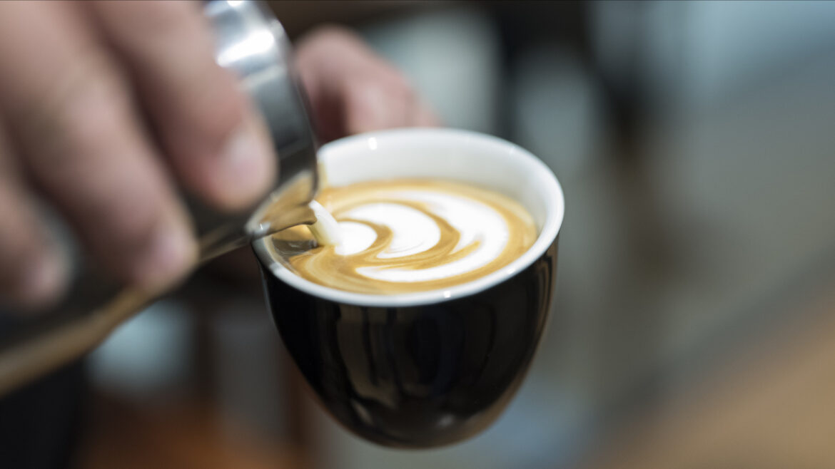 Πώς πίνουμε καφέ τώρα: Τάσεις, γεύσεις και νέες συνήθειες