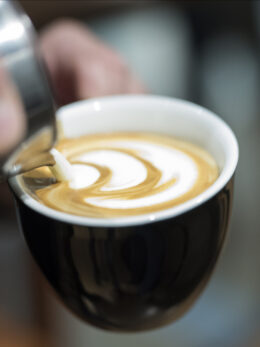 Πώς πίνουμε καφέ τώρα: Τάσεις, γεύσεις και νέες συνήθειες