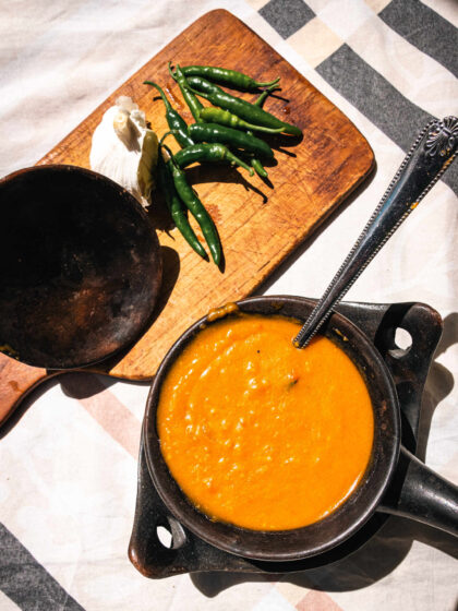 Πικάντικη ντοματόσουπα βελουτέ με ρεβιθάλευρο και μπαχαρικά