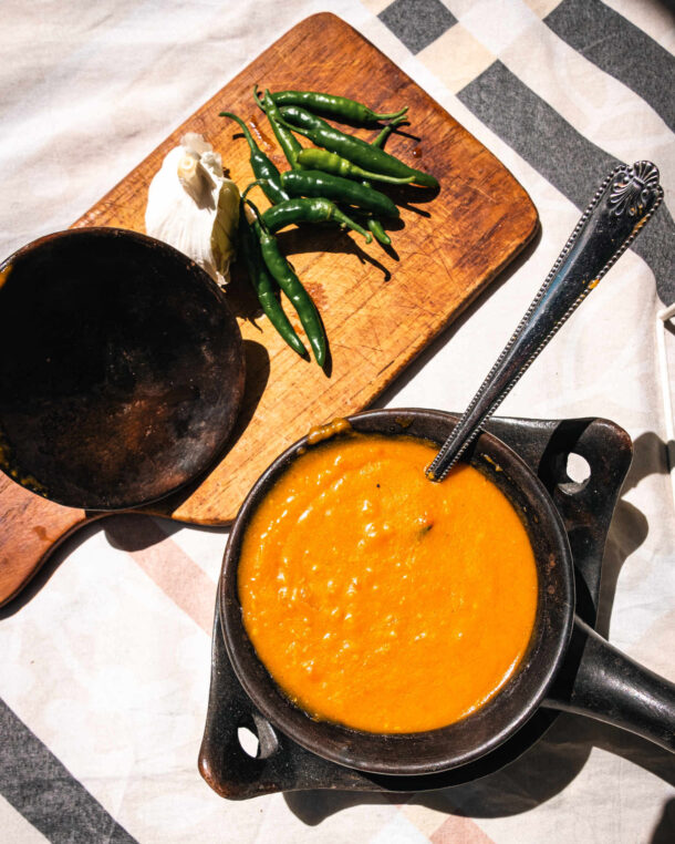 Πικάντικη ντοματόσουπα βελουτέ με ρεβιθάλευρο και μπαχαρικά