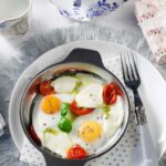 Αυγά caprese με πέστο, μοτσαρέλα, ντοματίνια