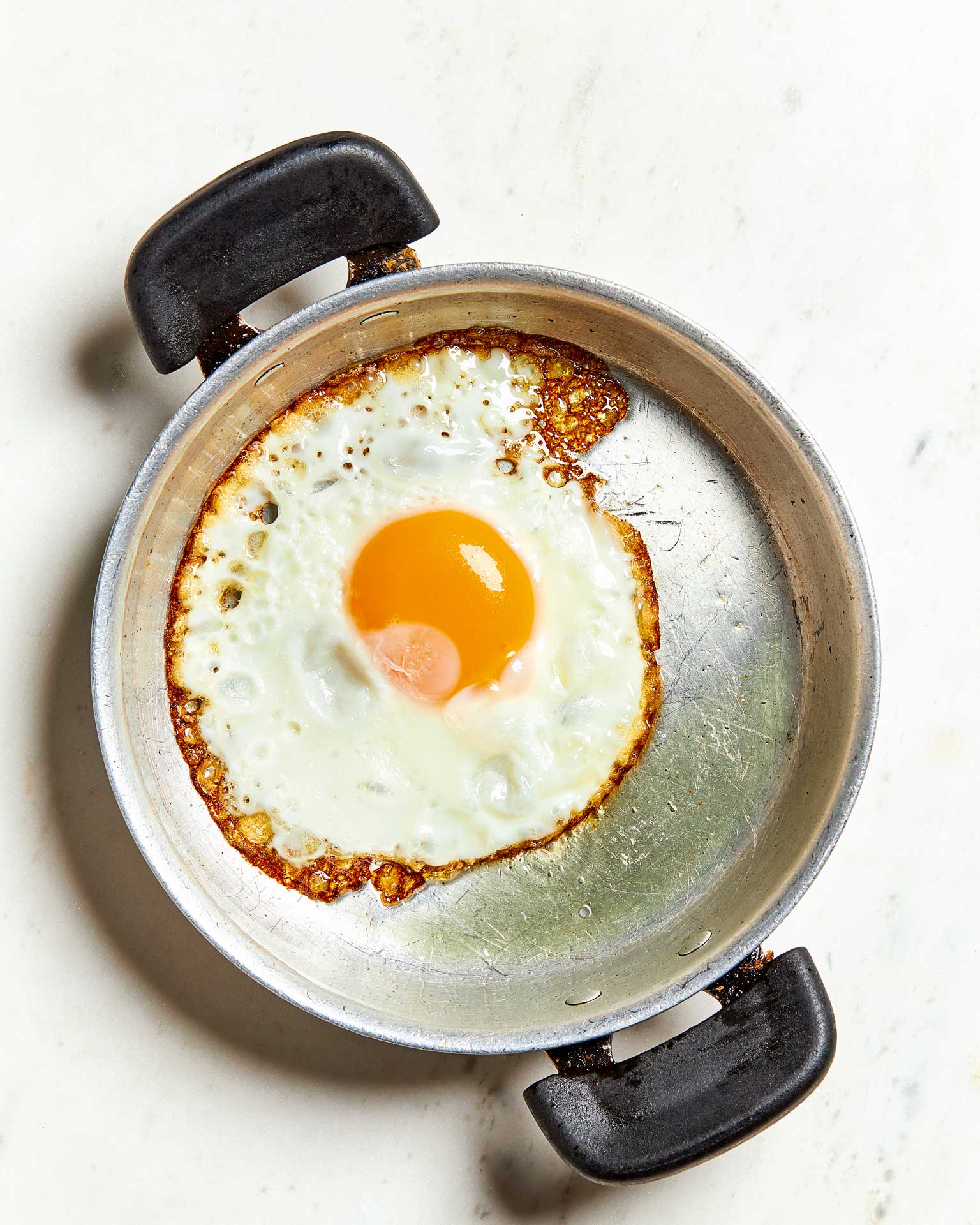 Το τέλειο αυγό σε ελαιόλαδο: για τραγανές δαντελωτές άκρες