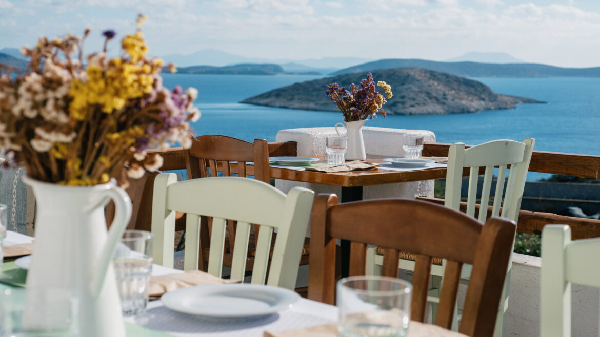 Αιγαίο: 10 νησιώτικα εστιατόρια που αγαπάει η Νίκη Μηταρέα