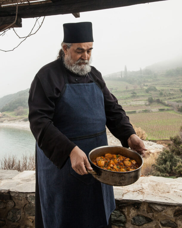 Μοναχός Επιφάνιος: 16 χειμωνιάτικες συνταγές από τον Αρχιμάγειρα του Αγίου Όρους