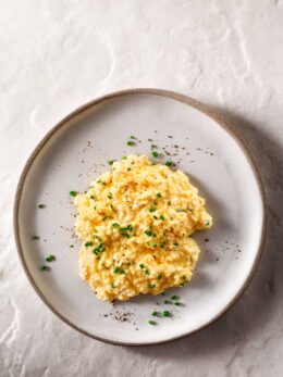 Αυγά σκραμπλ τα κλασικά με ξινόκρεμα