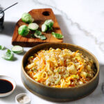 Τηγανητό ρύζι με αυγό, λαχανικά και σουσάμι